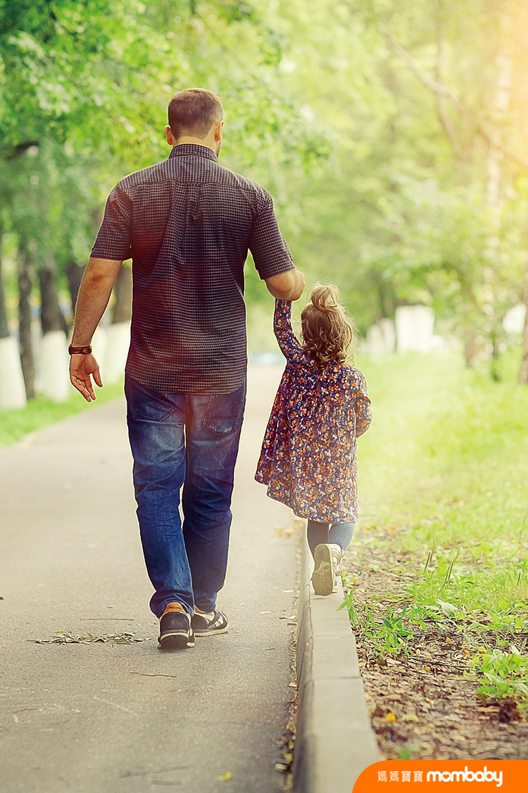 Dad walks with her daughter in the park